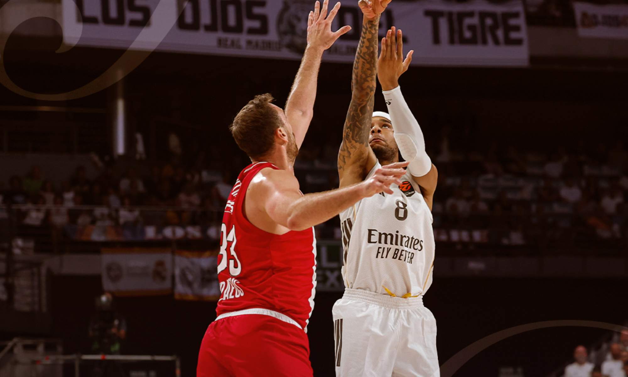 Usman Garoba, encestando una canasta ante el marcaje de Nikola Milutinov, durante el partido de esta noche entre el Real Madrid y el Olympiacos. Usman Garoba, encestando una canasta ante el marcaje de Nikola Milutinov, durante el partido de esta noche entre el Real Madrid y el Olympiacos.