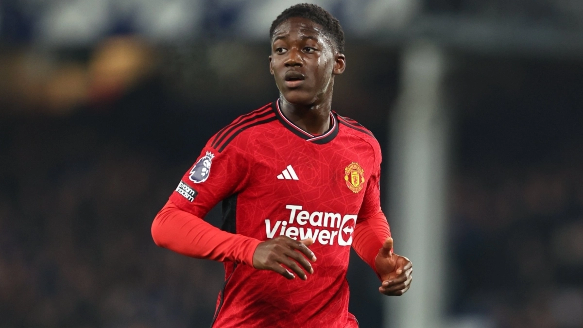 Kobbie Mainoo durante un partido con el Manchester United