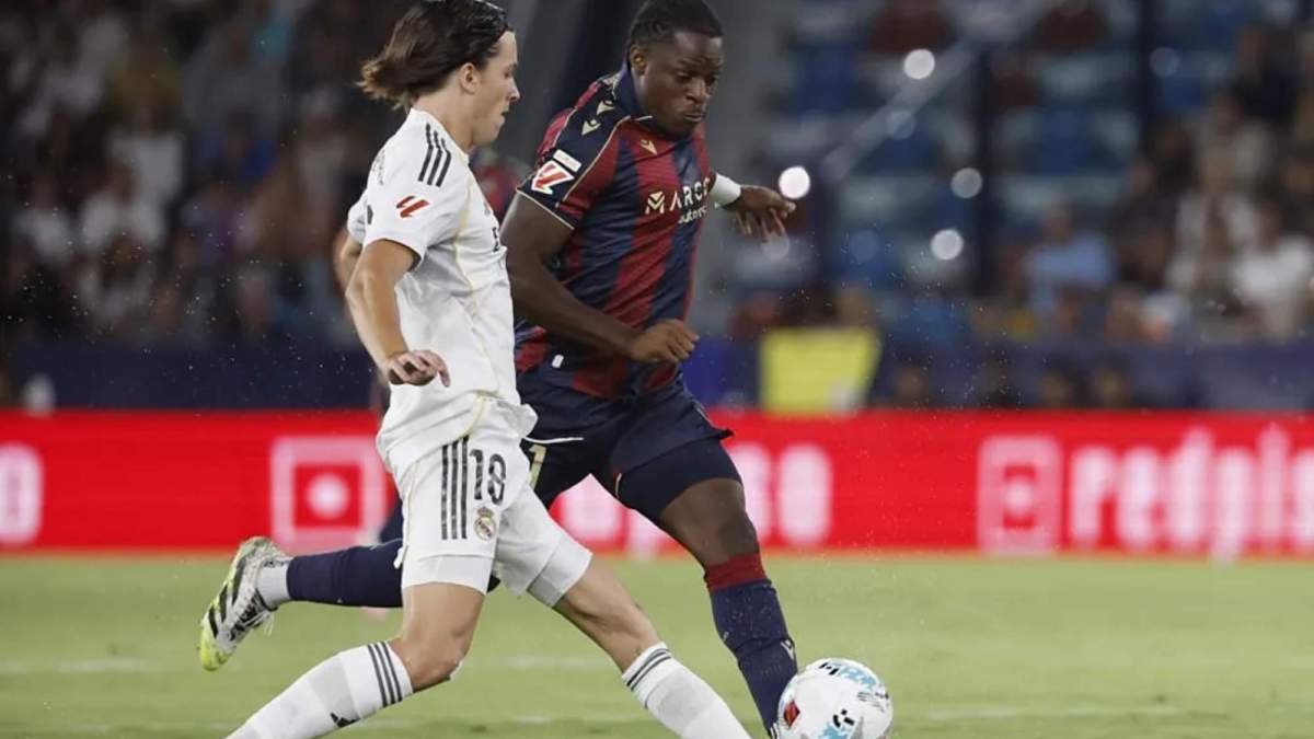 Álvaro Carreras durante el partido ante el Levante