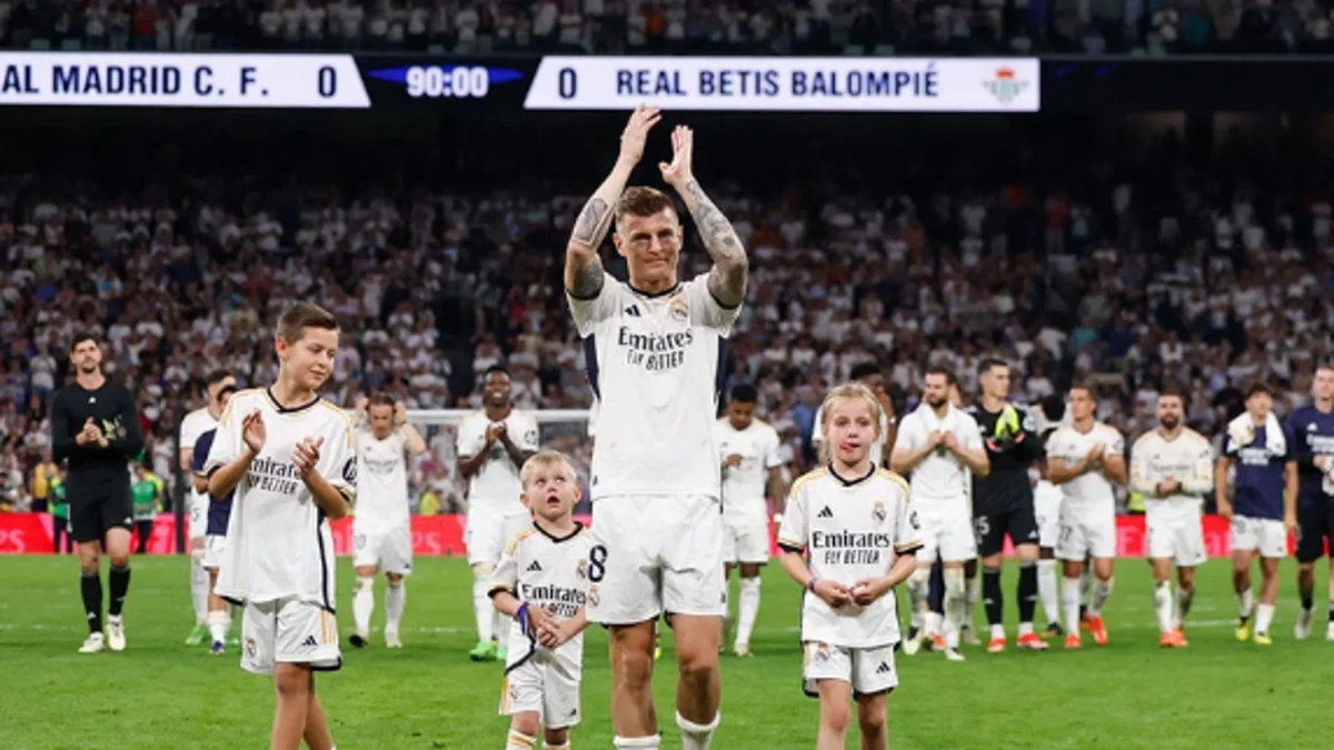 Toni Kroos despidiéndose del Bernabéu Toni Kroos despidiéndose del Bernabéu