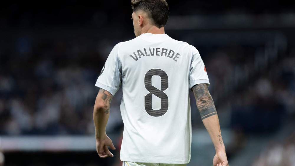 Fede Valverde disputando un partido con el Real Madrid.