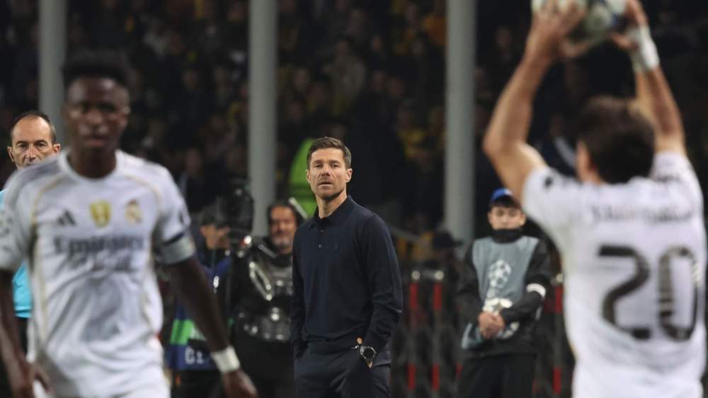 Xabi Alonso, desde el área técnica, observa el último partido del Real Madrid en Champions ante el Kairat kazajo.