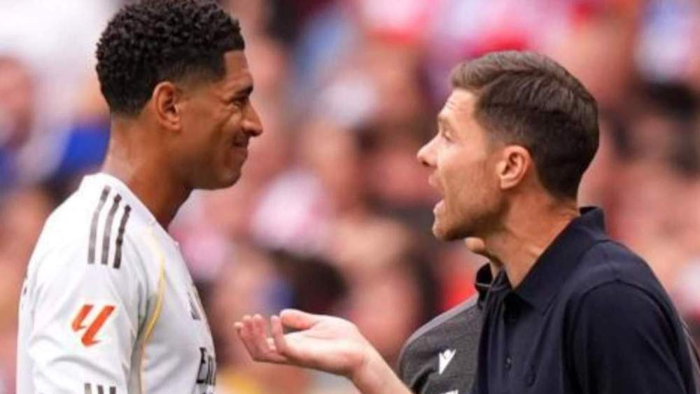 Bellingham y Xabi Alonso hablando durante el derbi