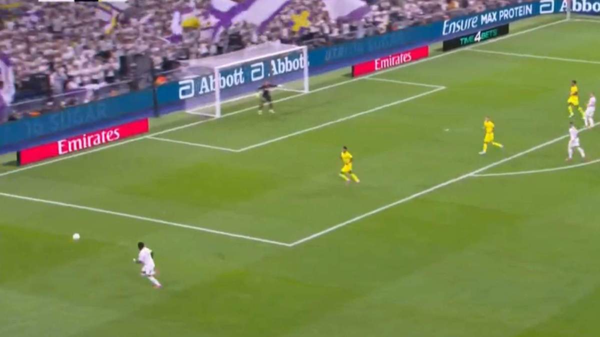 Vinicius entrando por banda