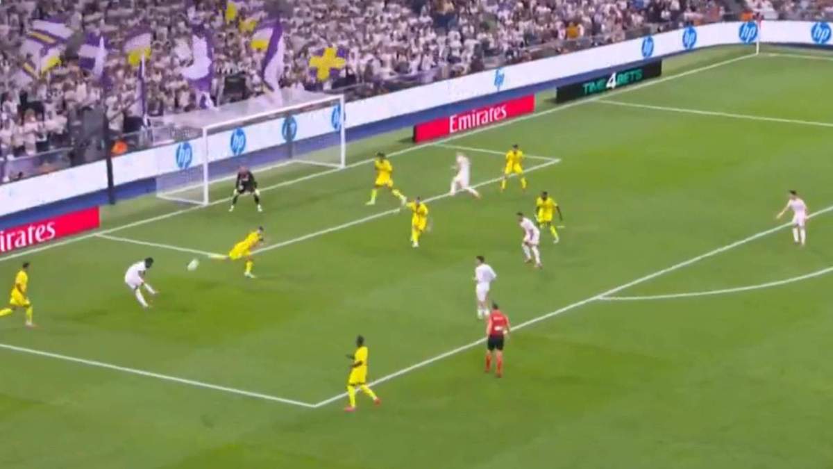 Vinicius rematando a puerta