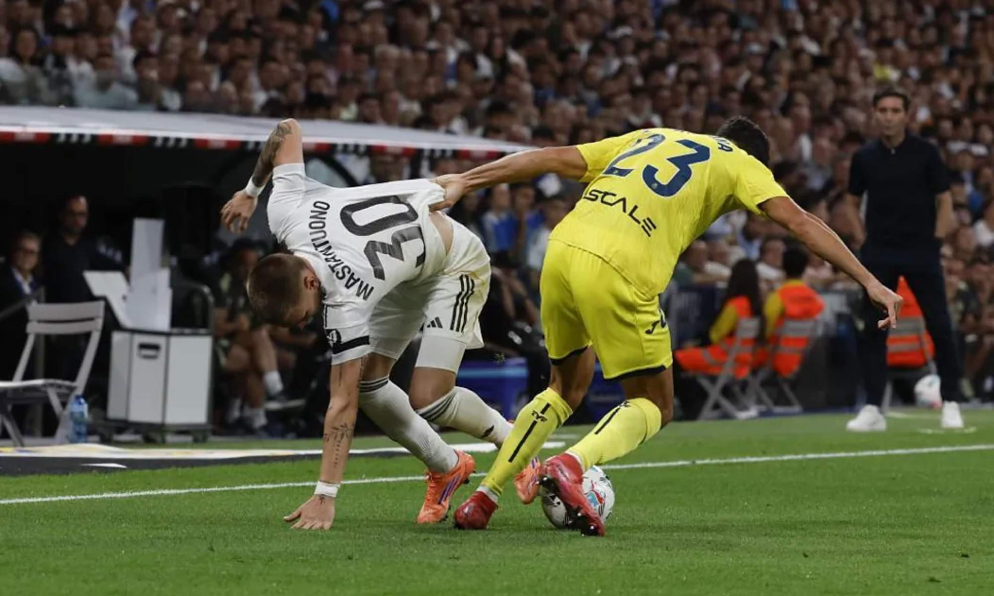 Sergi Cardona, agarrando de la camiseta a Franco Mastantuono, durante una acción del partido entre el Real Madrid y el Villarreal.