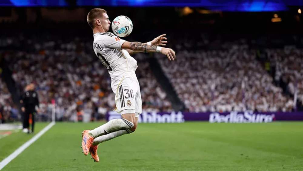 franco mastantuono controla balon