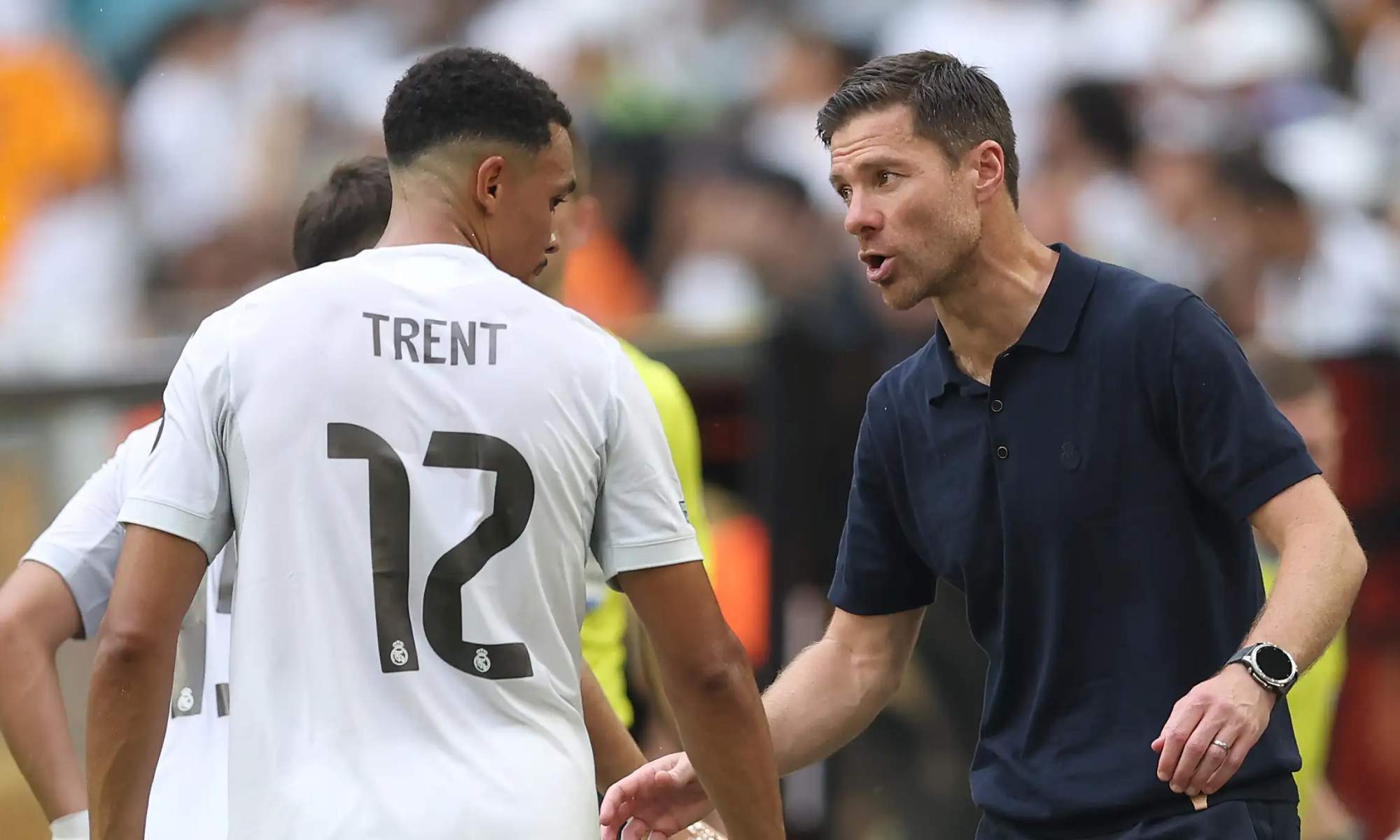 Xabi Alonso, charlando con Trent Alexander-Arnold, durante un encuentro del Real Madrid.