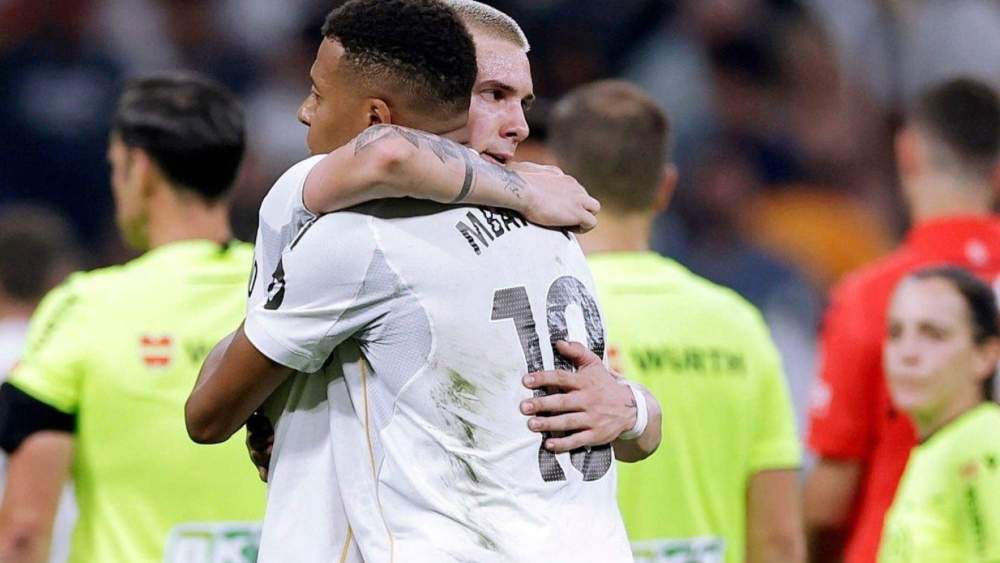 kylian mbappe abrazo mastantuono