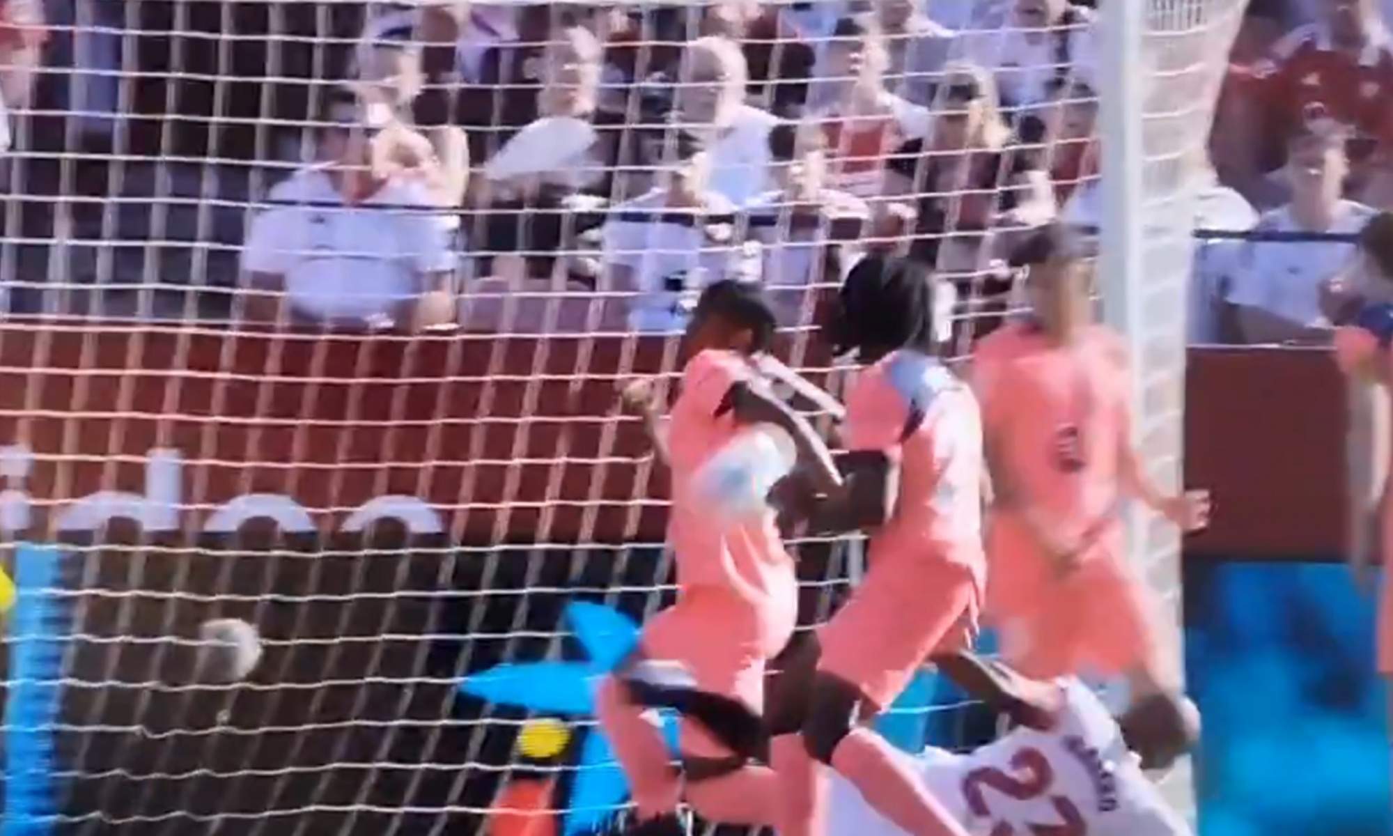 Así fue el penalti que el árbitro perdonó al Barça: quejas del Sevilla