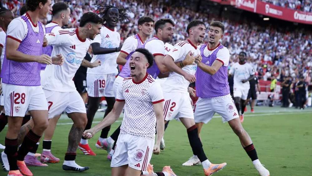 jugadores sevilla celebran gol