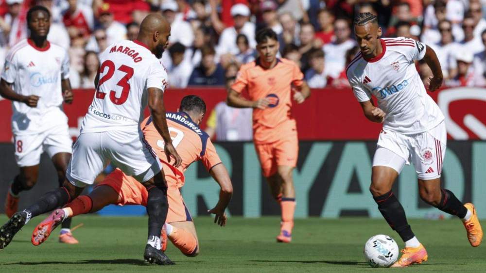 Un jugador del Sevilla controla el balón en el partido entre Sevilla y FC Barcelona de la temporada 25/26 Un jugador del Sevilla controla el balón en el partido entre Sevilla y FC Barcelona de la temporada 25/26