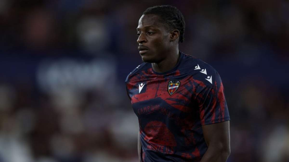 Etta Eyong calentando en un partido del Levante. Etta Eyong calentando en un partido del Levante.