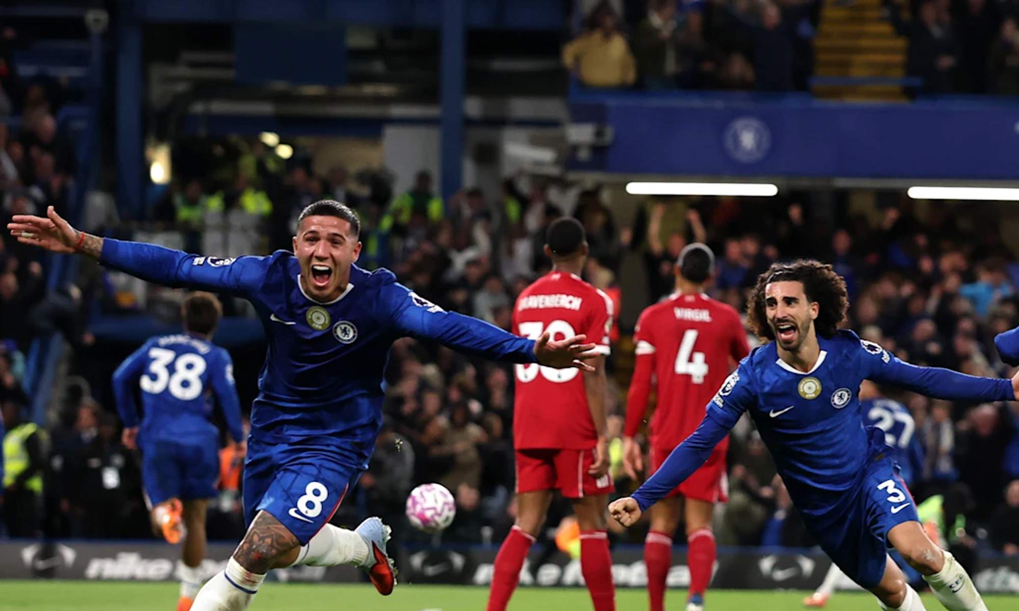 Enzo Fernández celebrando un gol contra el Liverpool. 