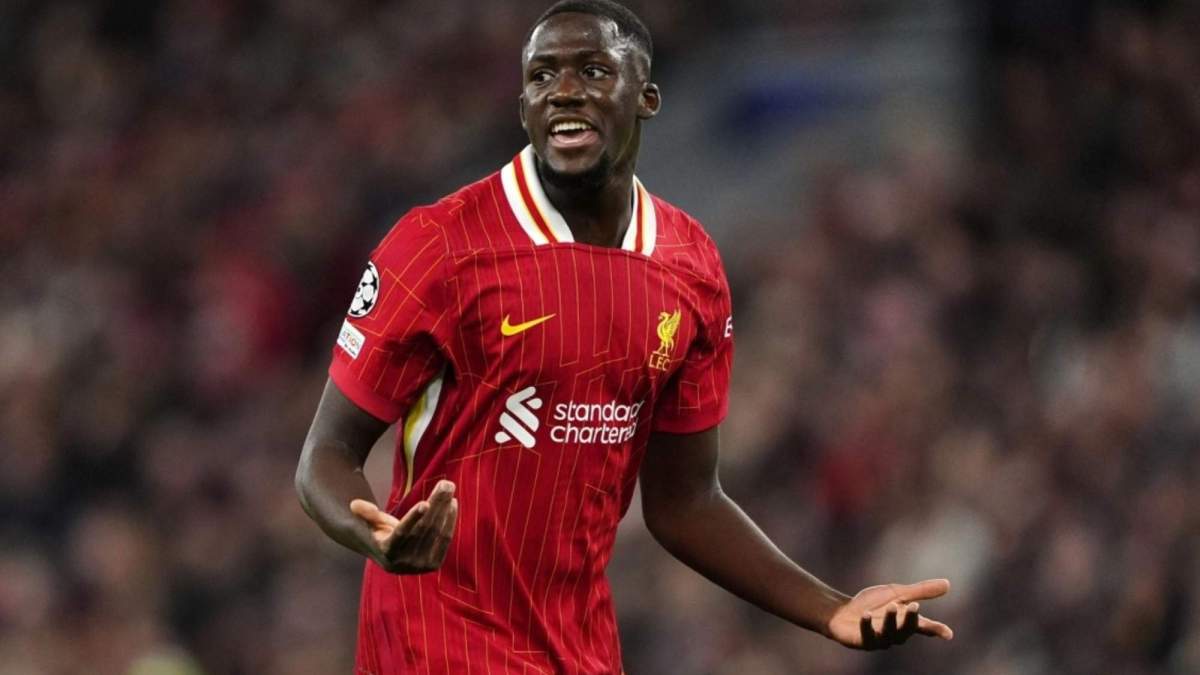 Konaté dando órdenes a algunos de sus compañeros