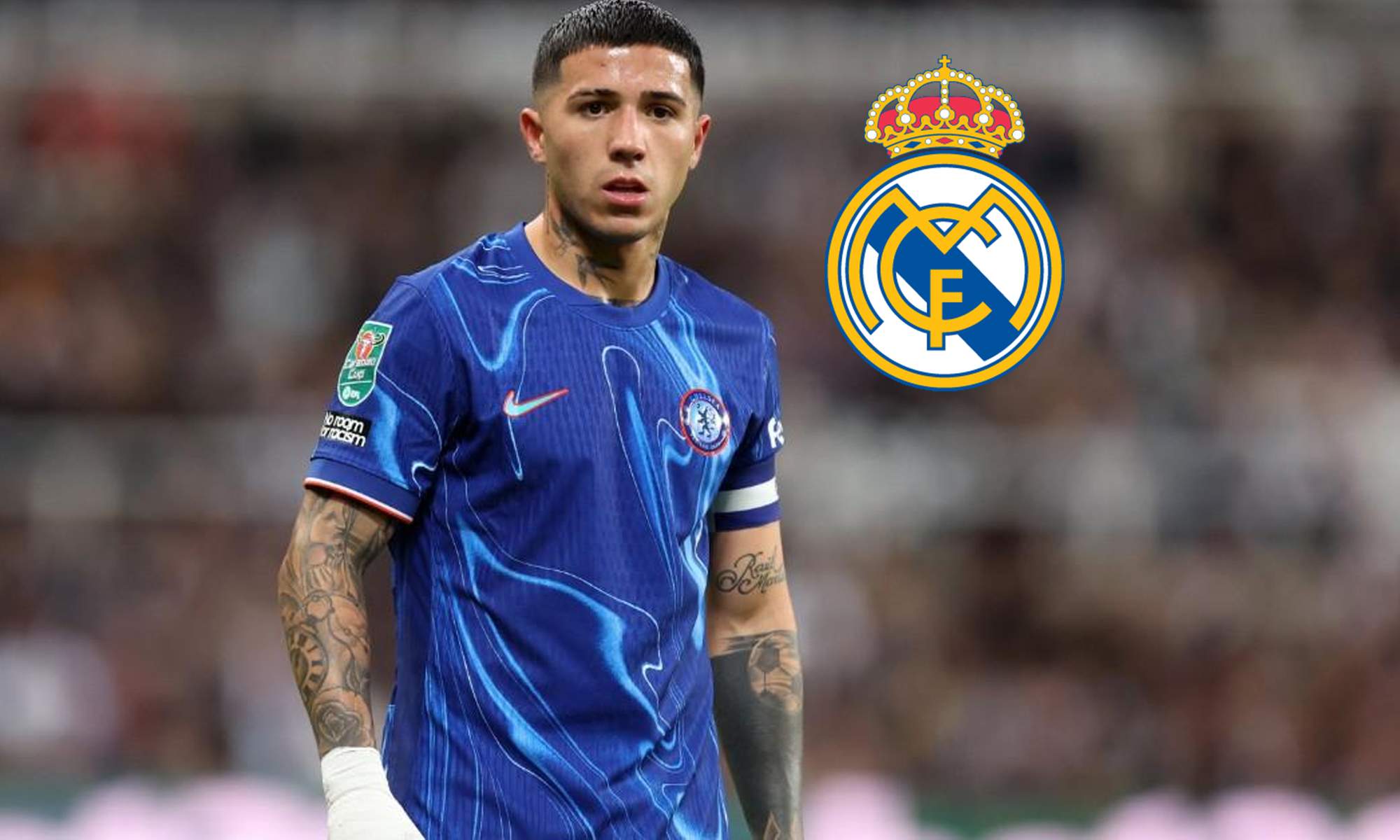 Enzo Fernández jugando un partido con el Chelsea y el escudo del Real Madrid.