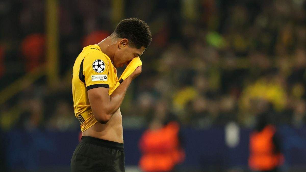 Jobe Bellingham lamentándose durante un partido del Borussia Dortmund
