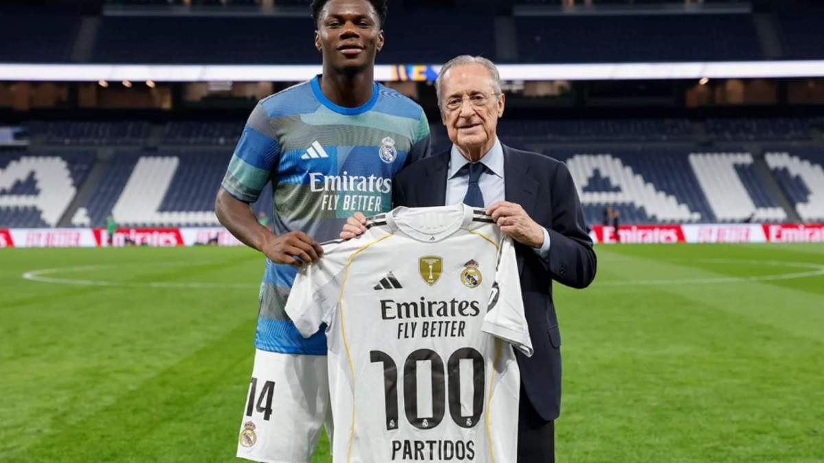 Tchouaméni posando junto a Florentino y una camiseta conmemorativa 