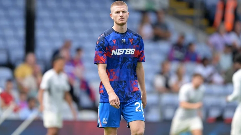 Adam Wharton calentando antes de un partido con el Crystal Palace