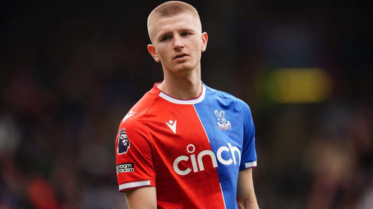 Adam Wharton en un partido con el Crystal Palace