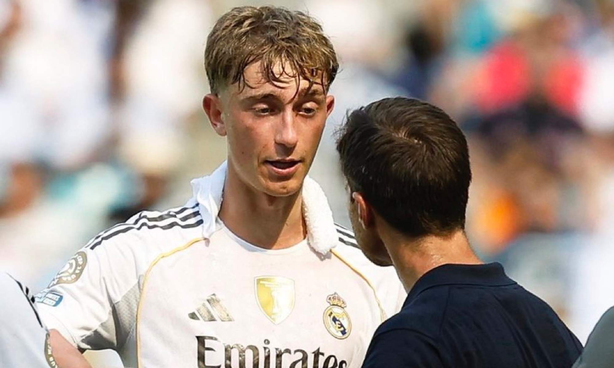 Dean Huijsen, hablando con Xabi Alonso durante un partido del Real Madrid.