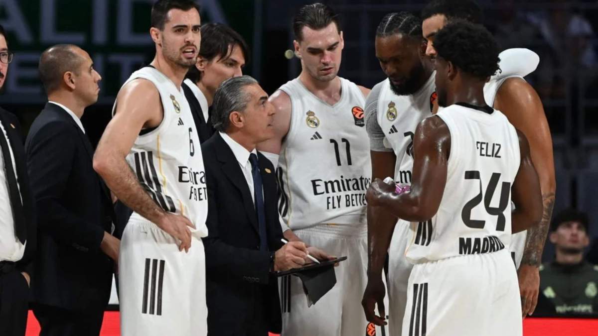 Sergio Scariolo, hablando con sus jugadores en el primer partido de Liga ante el Gran Canaria del pasado domingo. Sergio Scariolo, hablando con sus jugadores en el primer partido de Liga ante el Gran Canaria del pasado domingo.