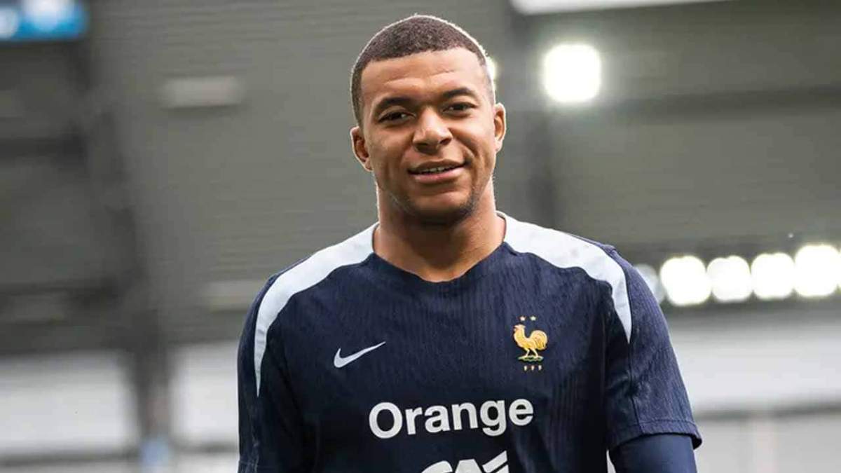 Kylian Mbappé durante un entrenamiento con la selección francesa