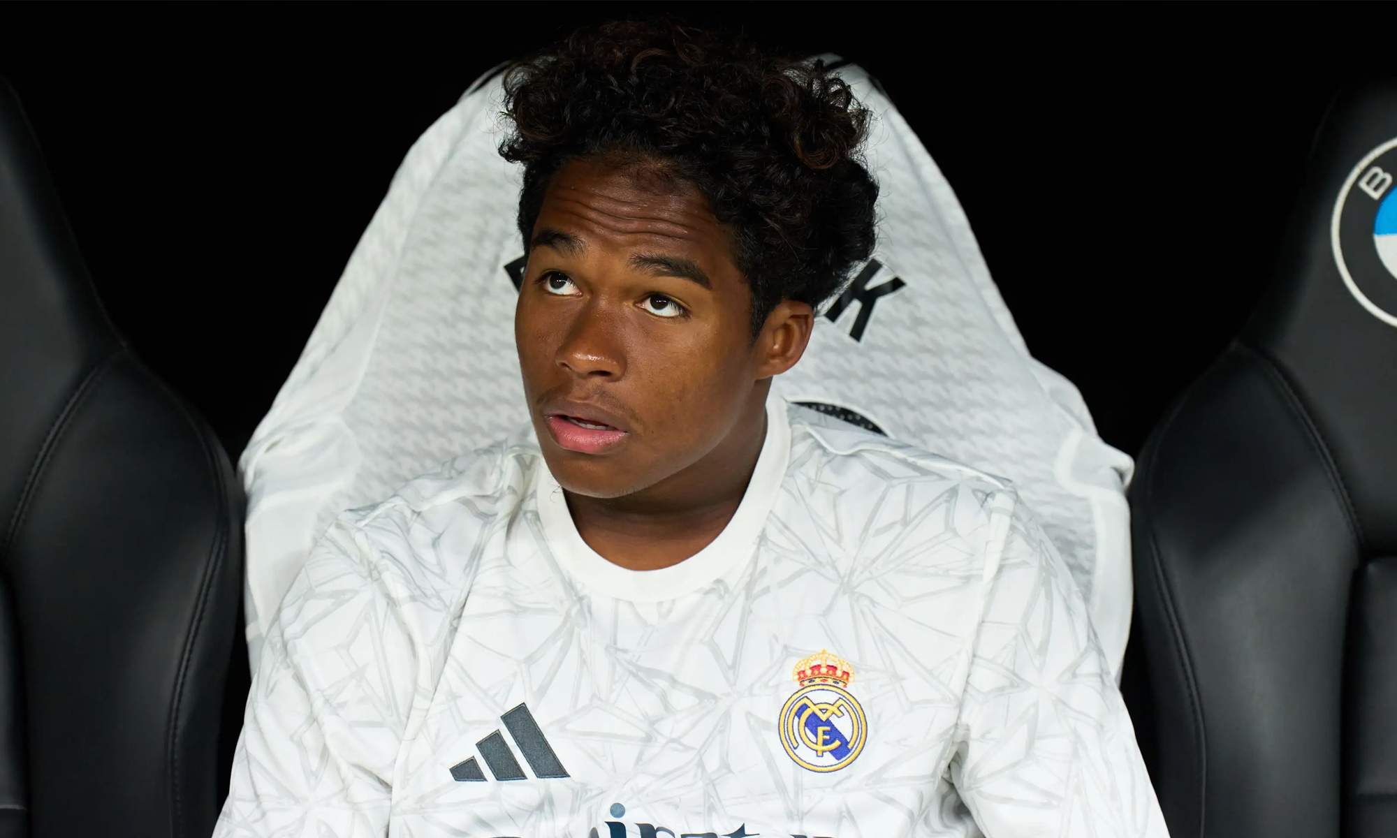 Endrick sentado en el banquillo del Real Madrid. Endrick sentado en el banquillo del Real Madrid.