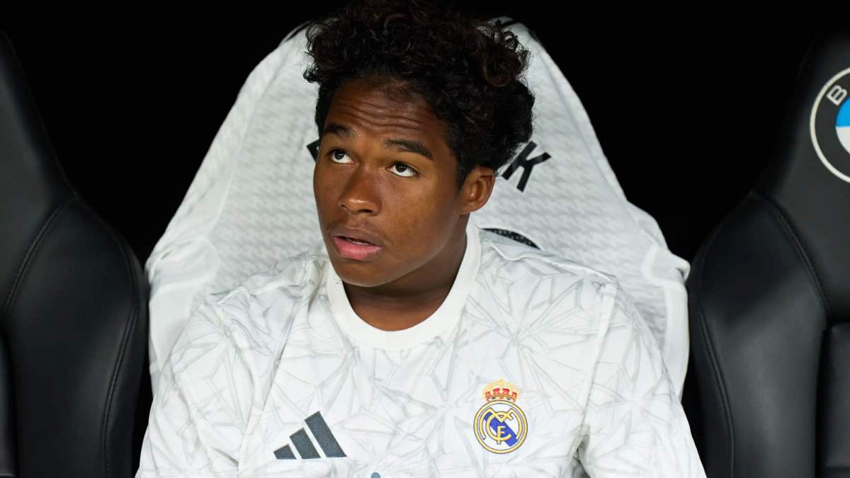 Endrick sentado en el banquillo del Real Madrid. 
