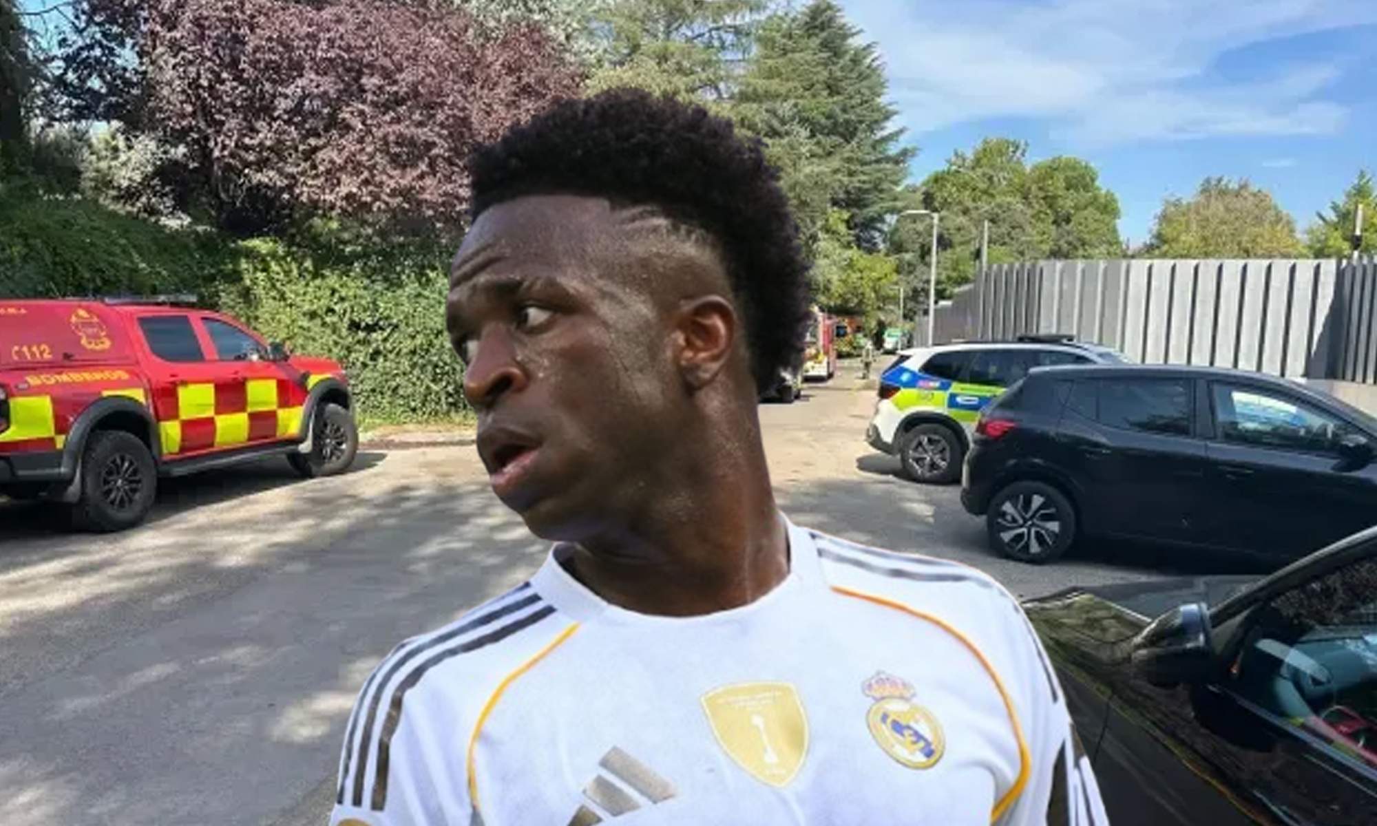 Vinícius Júnior, su casa y unos camiones de bomberos.