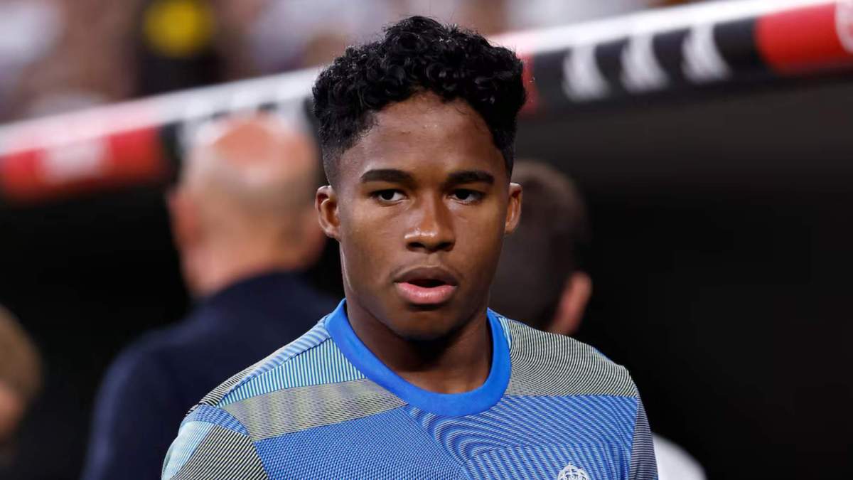 Endrick Felipe, con rostro serio, en el banquillo del Santiago Bernabéu.