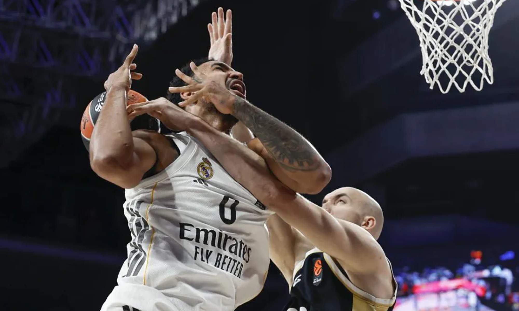 Xavier Rathan Mayes, en el aire, intentando una canasta en el encuentro de esta noche entre el Real Madrid y el ASVEL Villeurbane.