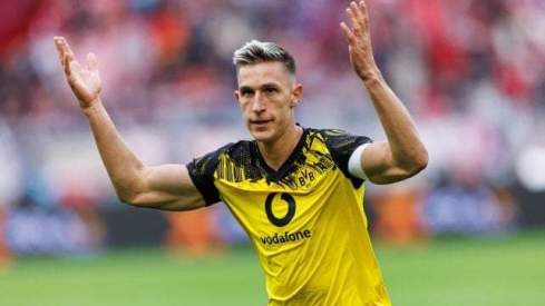 Schlotterbeck jugando un partido con el Borussia Dortmund.