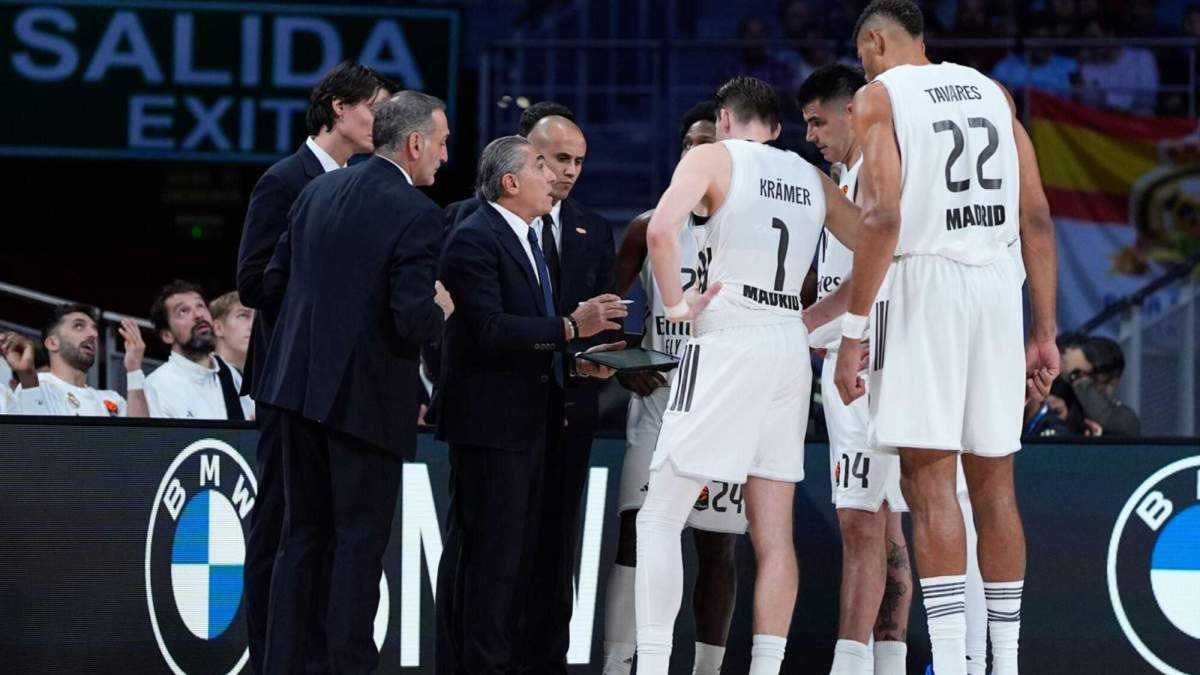 Sergio Scariolo, hablando con sus jugadores durante el partido ante el ASVEL de este jueves en la Euroliga.