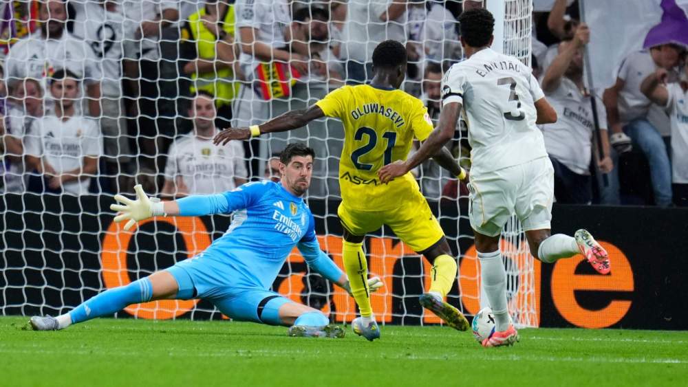 Thibaut Courtois, con un paradón, evita un gol de Tani Oluwaseyi en el encuentro de la pasada semana entre el Real Madrid y el Villarreal. Thibaut Courtois, con un paradón, evita un gol de Tani Oluwaseyi en el encuentro de la pasada semana entre el Real Madrid y el Villarreal.