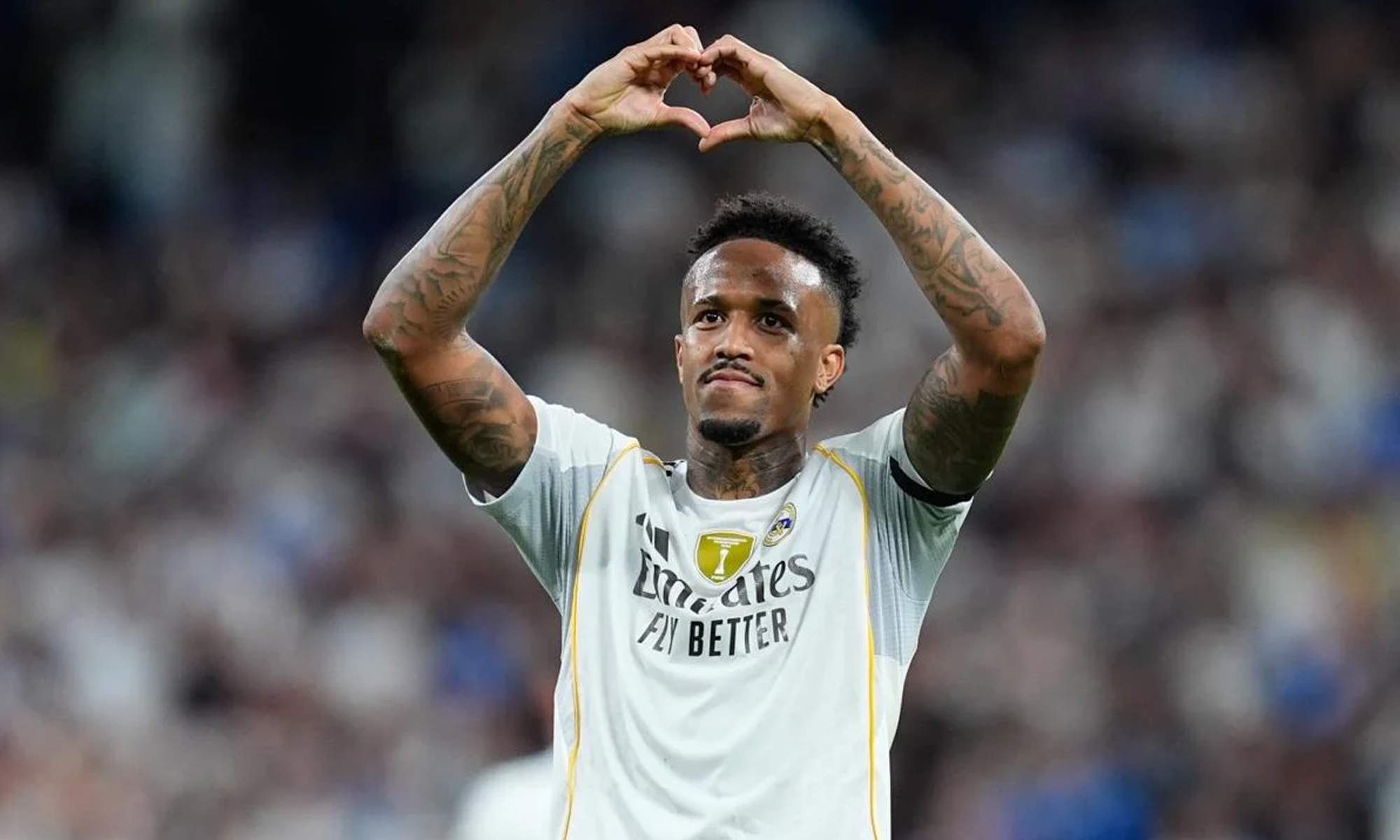 Eder Militao jugando un partido con el Real Madrid.