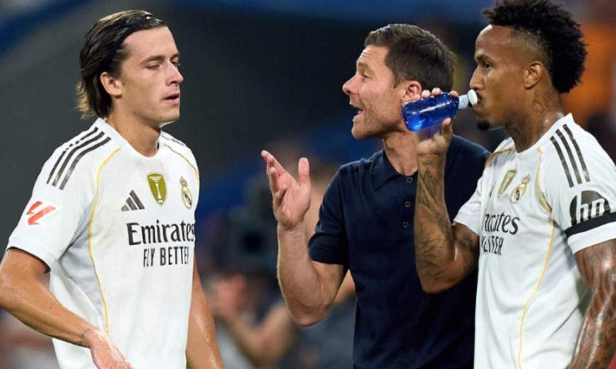 Álvaro Carreras y Xabi Alonso durante un partido del Real Madrid.