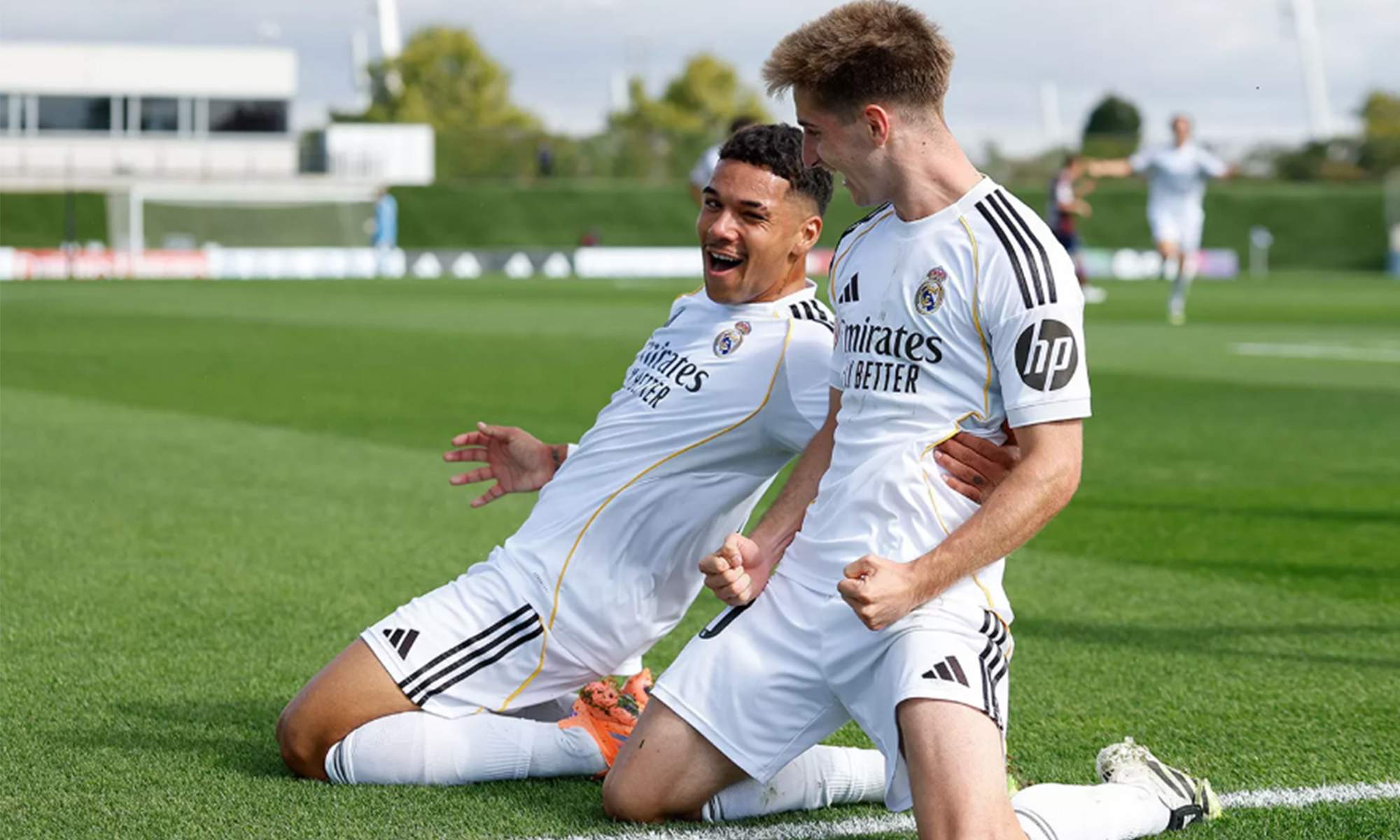 César Palacios celebrando su gol al Pontevedra.