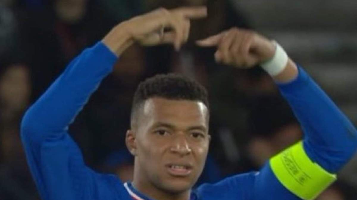 Mbappé pidiendo el cambio en el partido con Francia