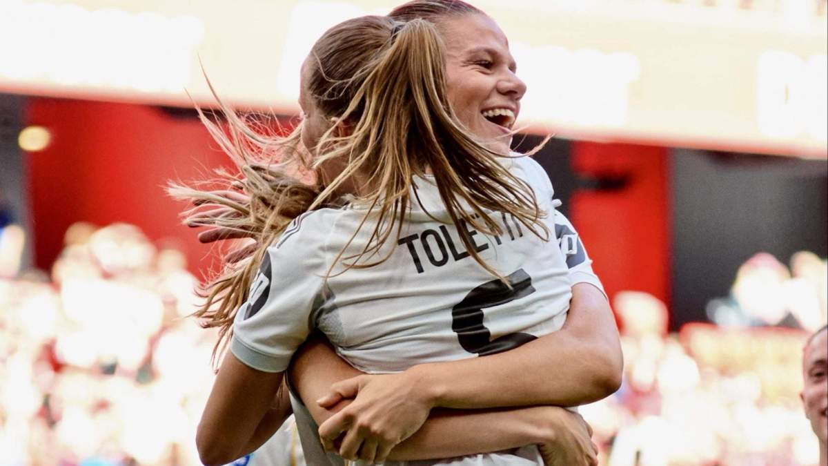 Toletti y Andersson celebrando el segundo gol