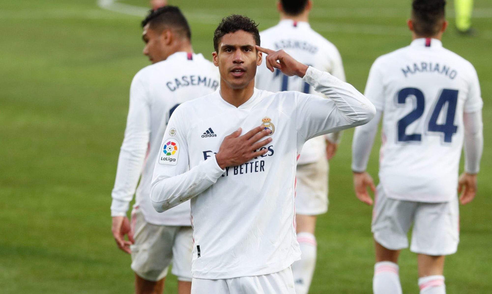 Varane pide jugar con casco al fútbol