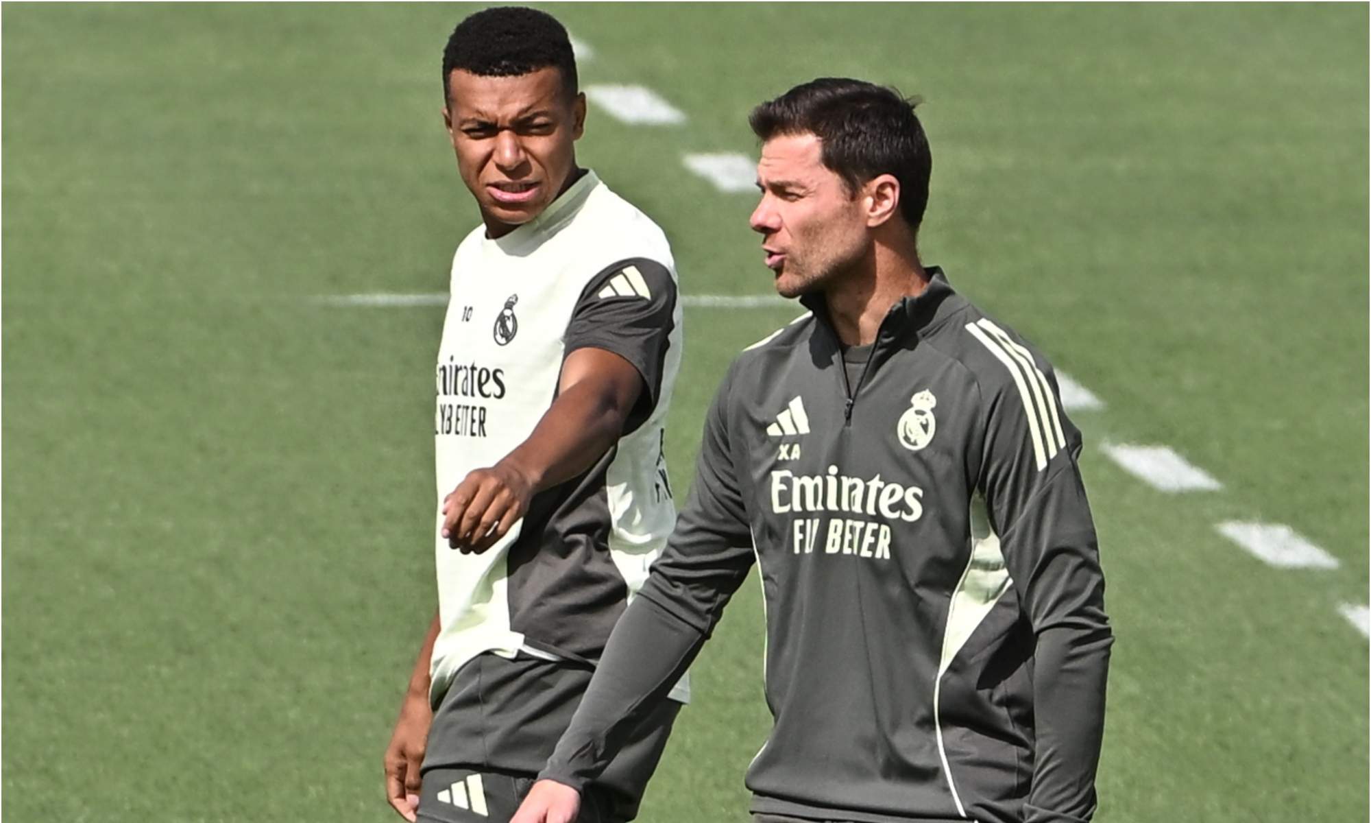 Kylian Mbappé y Xabi Alonso, durante un entrenamiento reciente del Real Madrid en la Ciudad Deportiva de Valdebebas.