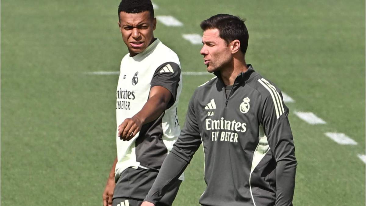 Kylian Mbappé y Xabi Alonso, durante un entrenamiento reciente del Real Madrid en la Ciudad Deportiva de Valdebebas.
