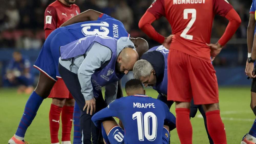 Kylian Mbappé sufrió una recaída de su lesión en el tobillo la semana pasada con Francia. Kylian Mbappé sufrió una recaída de su lesión en el tobillo la semana pasada con Francia.