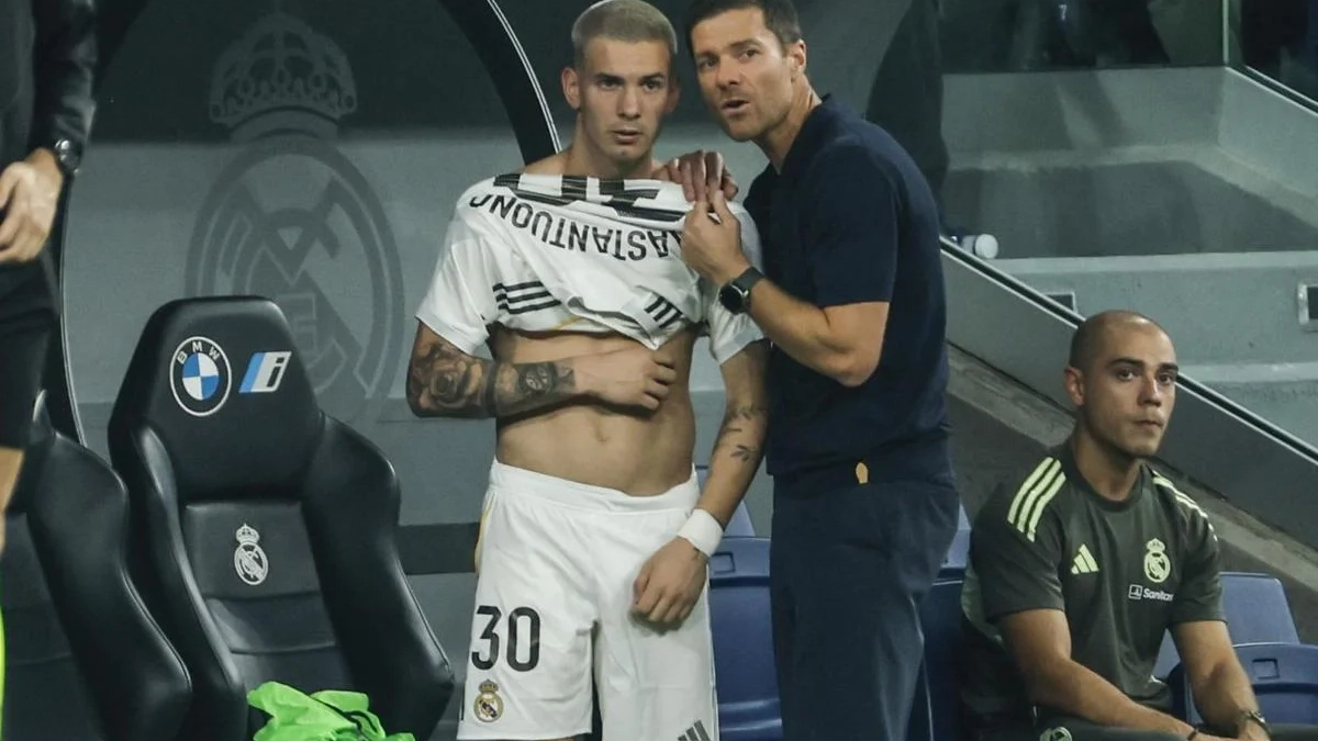 Xabi Alonso dando órdenes a Franco Mastantuono antes de meterlo en el terreno de juego