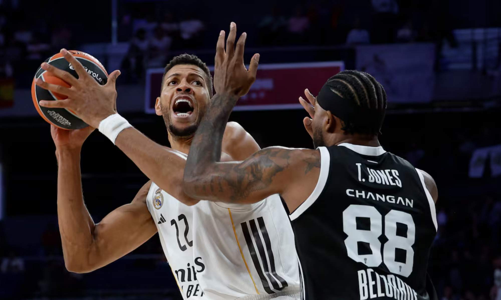 Edy Tavares, intentando encestar una canasta en el partido de esta noche ante el Partizan de Belgrado.