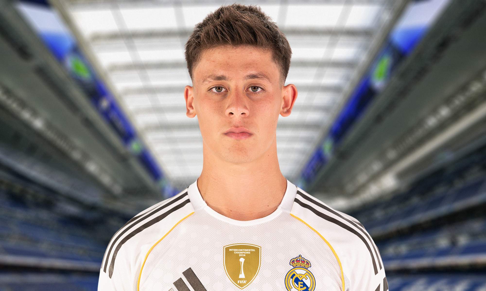 Arda Güler con la camiseta del Real Madrid y el Santiago Bernabéu. Arda Güler con la camiseta del Real Madrid y el Santiago Bernabéu.