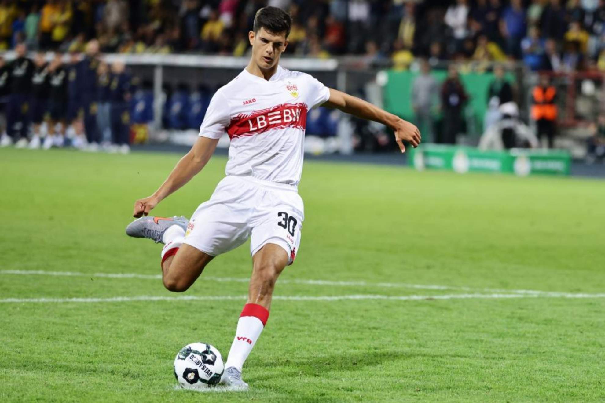 Chema Andrés disputando un partido con el Stuttgart. Chema Andrés disputando un partido con el Stuttgart.