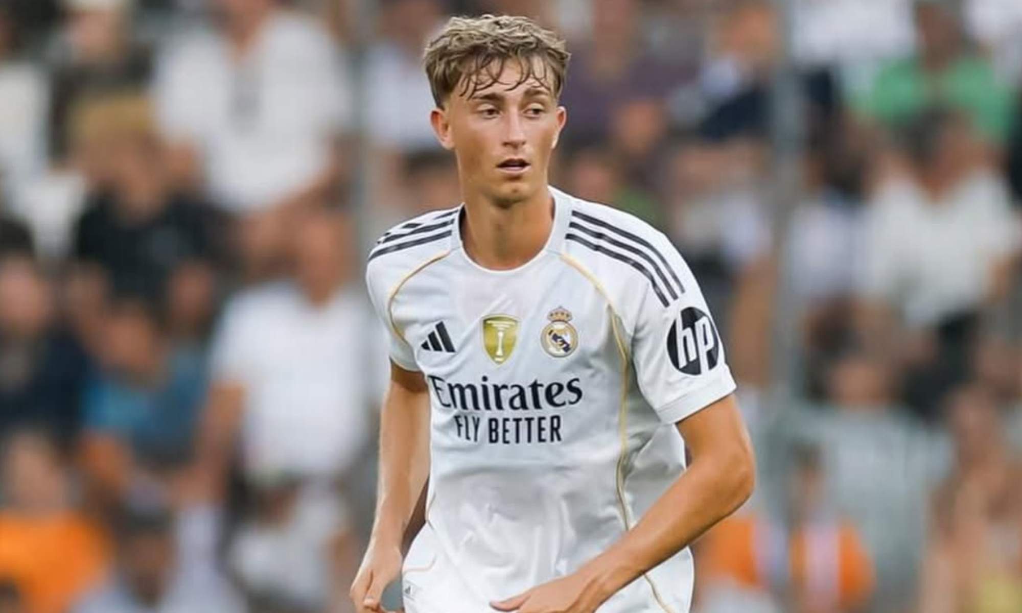 Dean Huijsen jugando un partido con el Real Madrid.