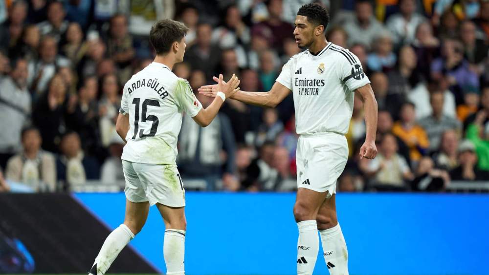 Arda Güler y Jude Bellingham jugando un partido con el Real Madrid.